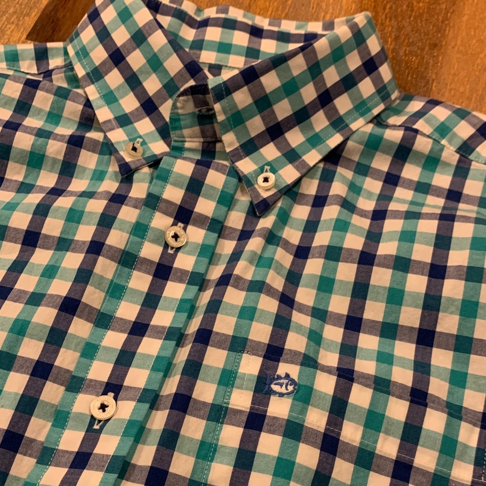 Southern Tide button up collared shirt. Mens size small.